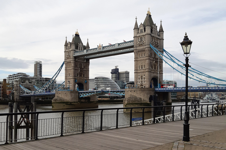 Die Tower Bridge vom St. Katharine Pier.