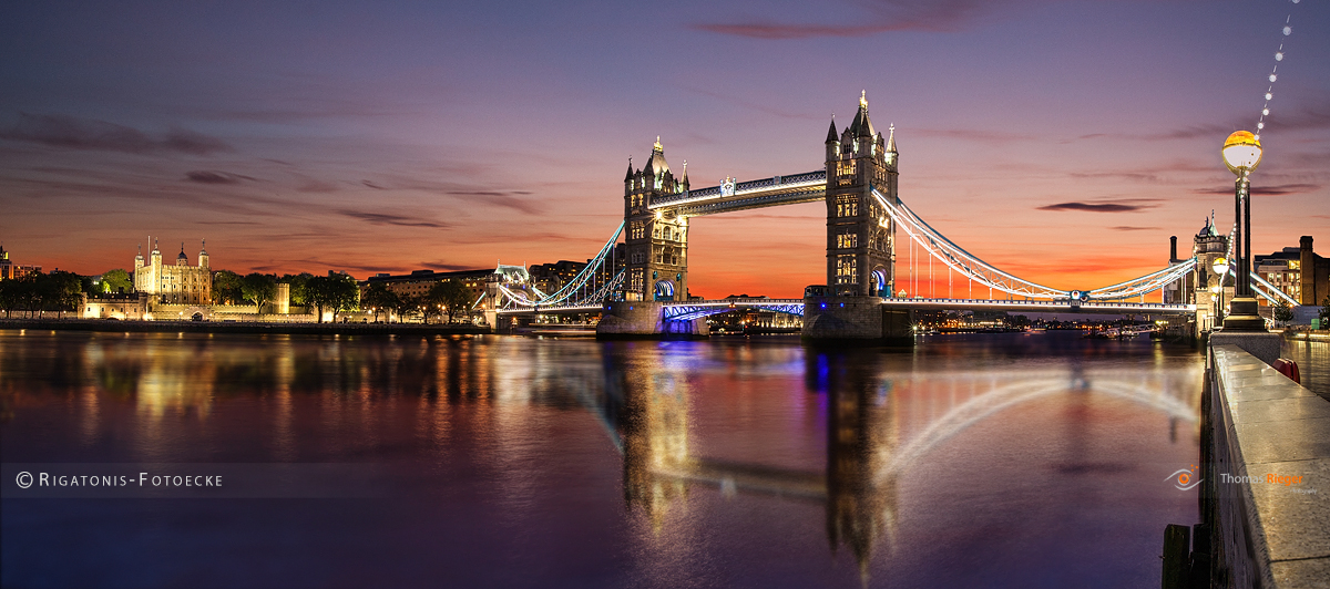 Die Towerbridge in London kurz nach Sonnenuntergang