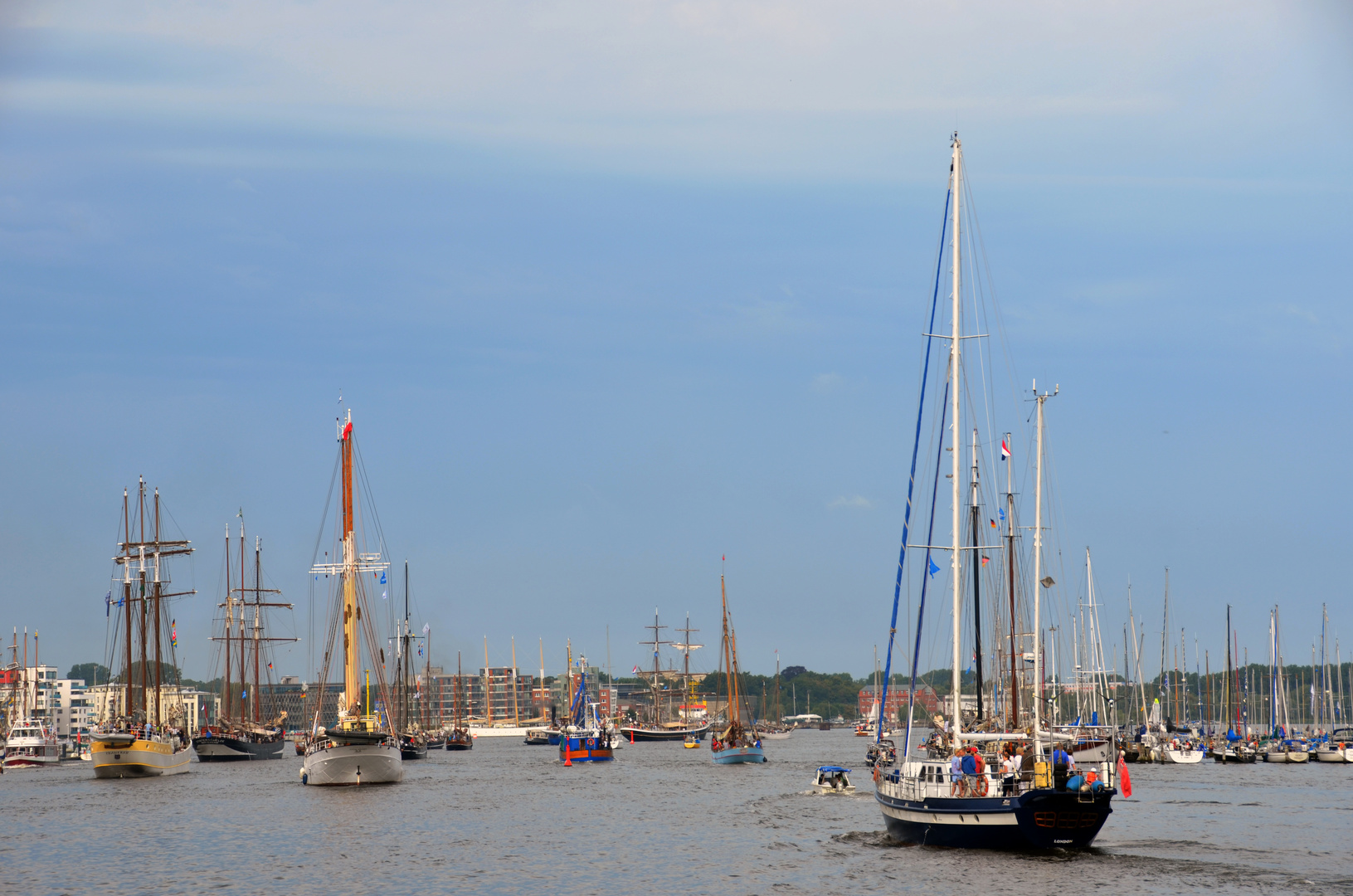 Die Traditionssegler laufen aus Rostock aus