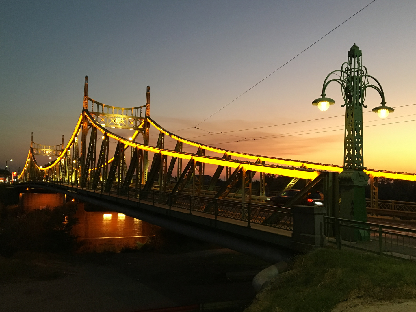 Die Traian-Brücke in Arad / Rumänien in der Abenddämmerung