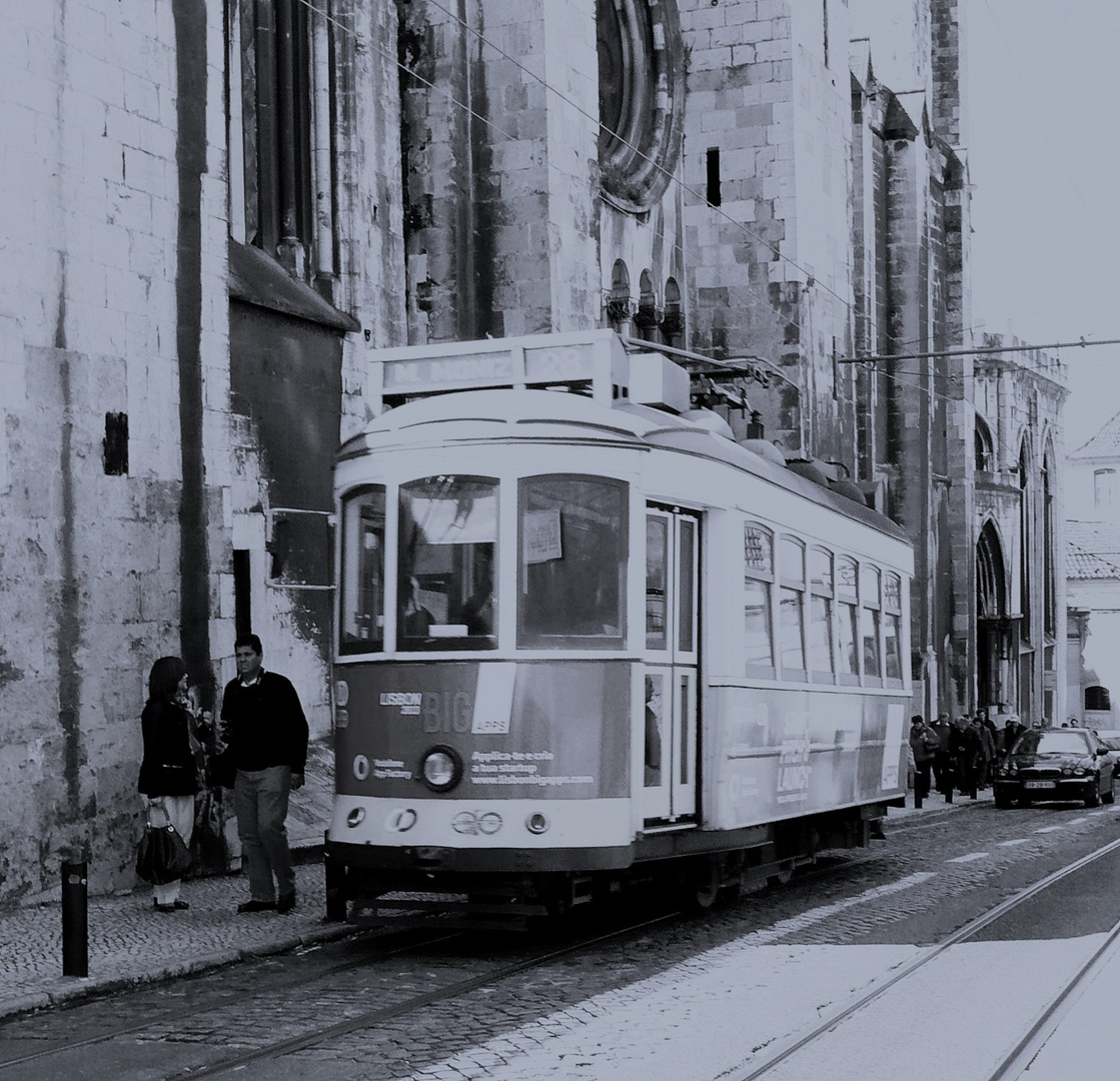 - die  TRAM  von  LISSABON  ..