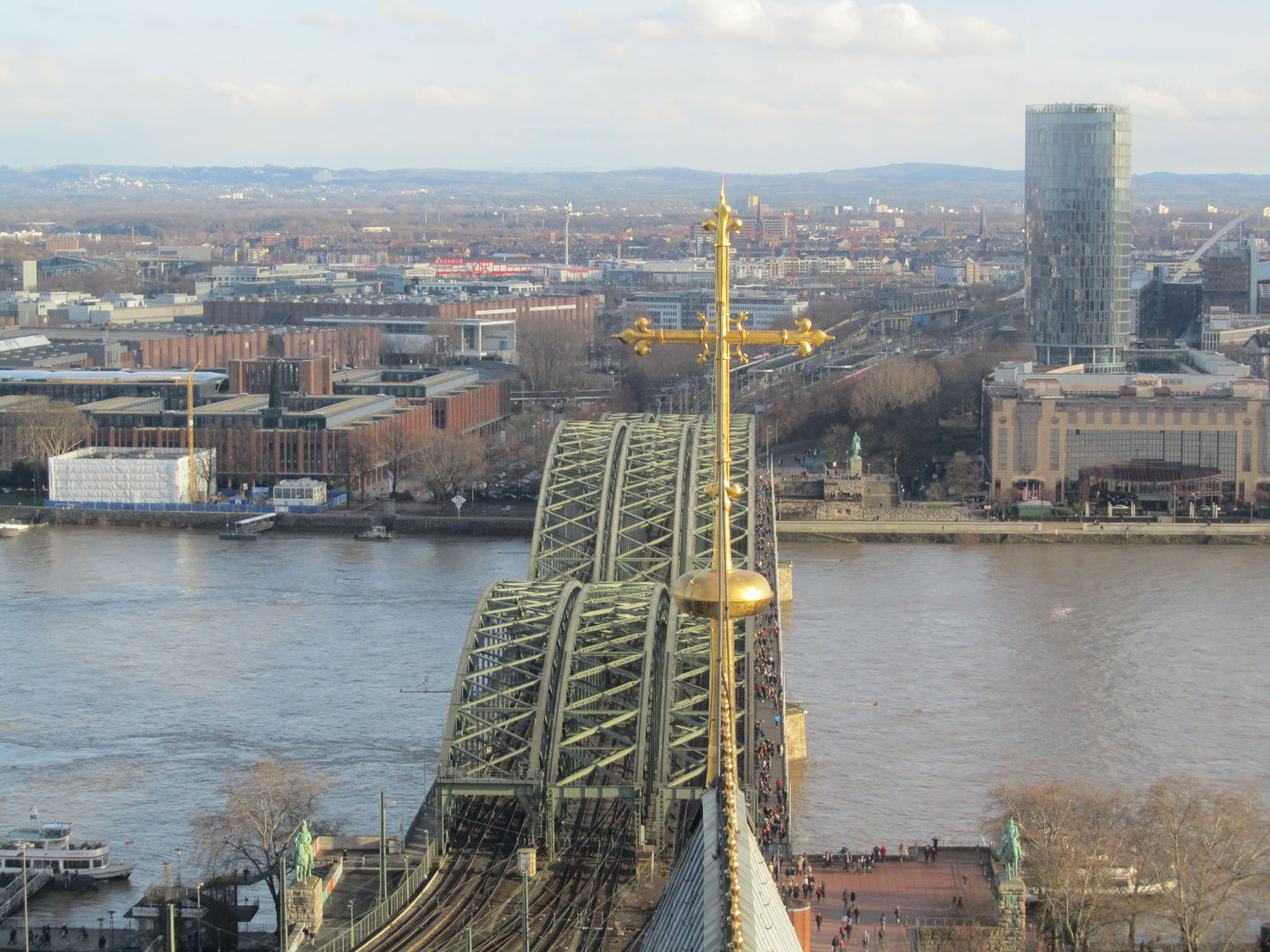 Die Trasse des ältesten Brückenzuges (rechts) zielt genau auf die Längsachse des Doms