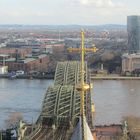 Die Trasse des ältesten Brückenzuges (rechts) zielt genau auf die Längsachse des Doms