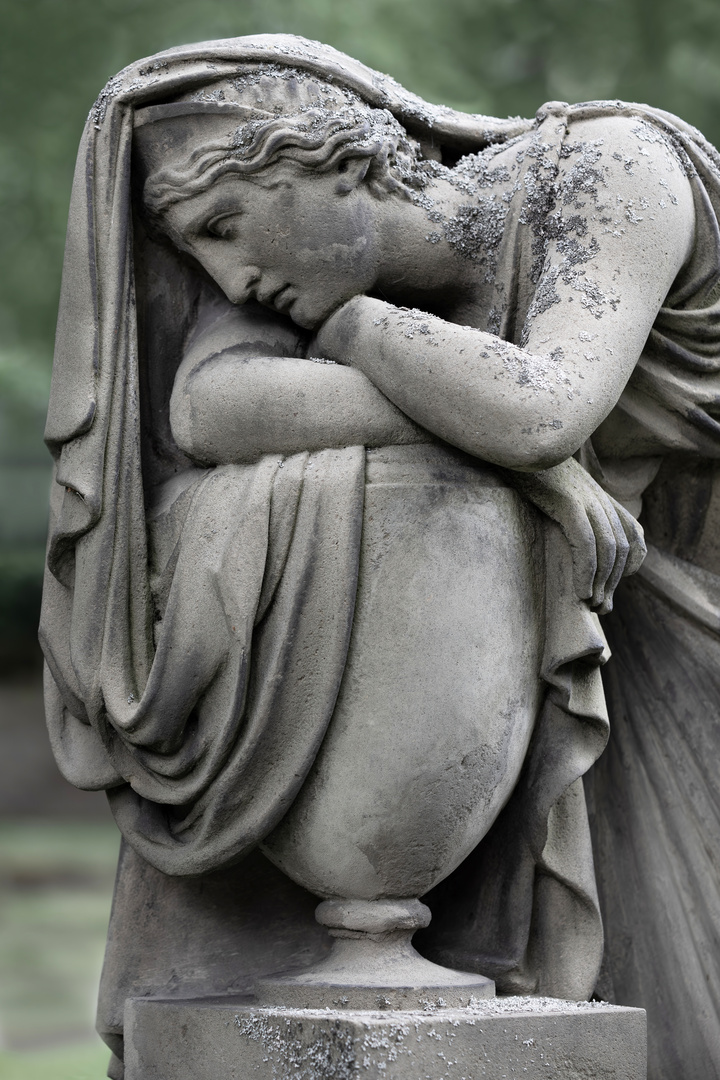 Die Trauernde vom Hoppenlau-Friedhof