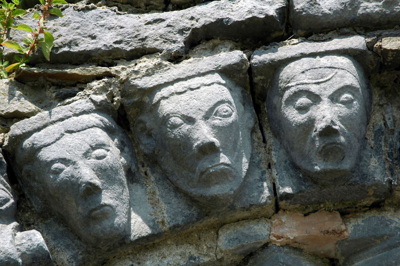 Die traurigen Gesichter von Dysert O' Dea