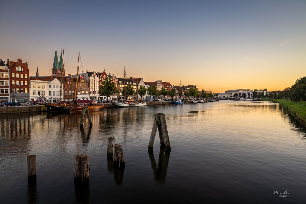 Die Trave in Lübeck zum Sonnenuntergang 