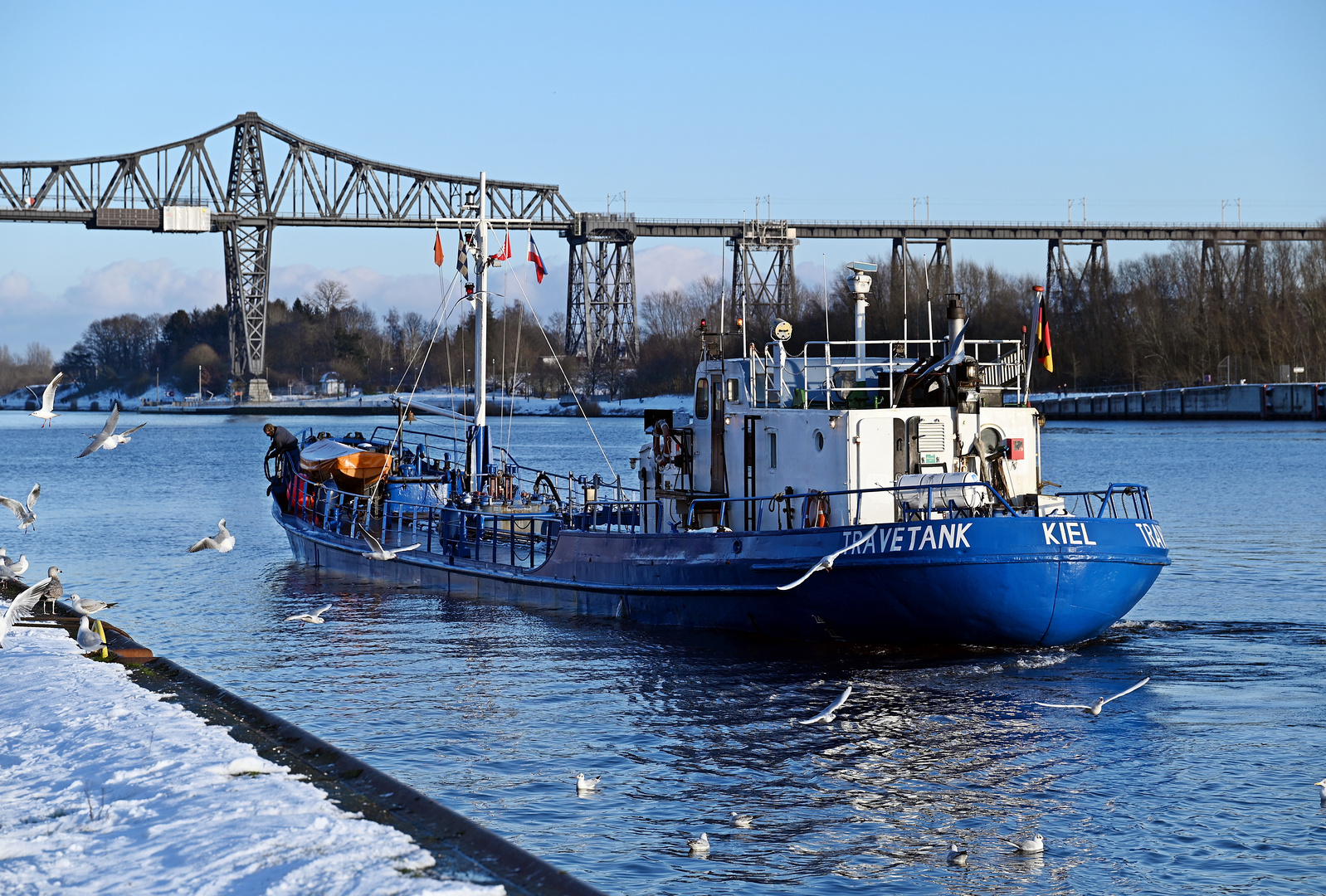 Die TRAVETANK beim Anlagemanöver im Kreishafen Rendsburg