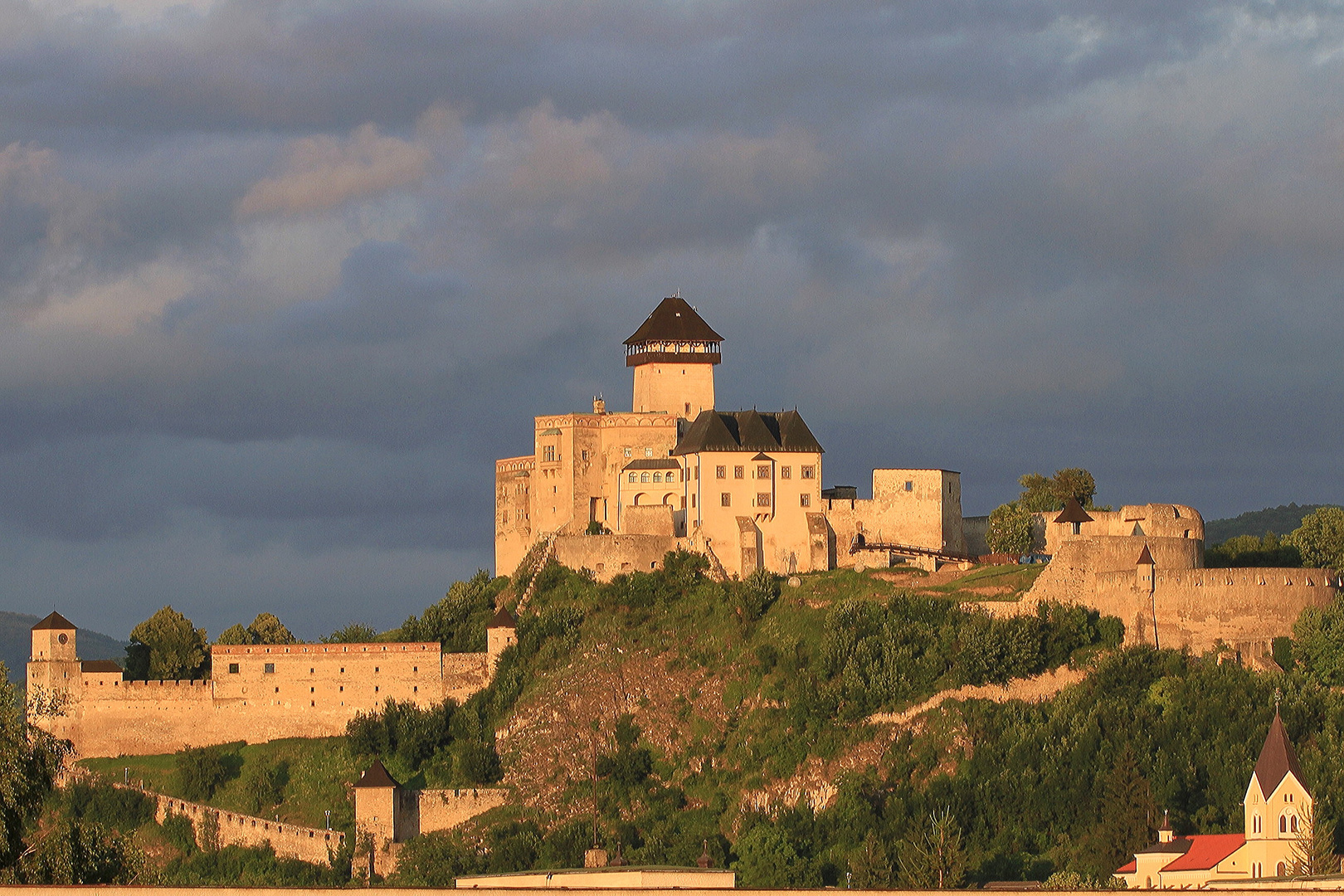 Die Trenciner Burg im Abendlicht