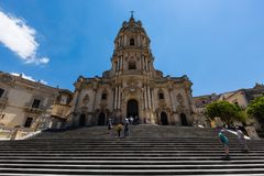 Die Treppen hoch zum Duomo di San Giorgio in Modica