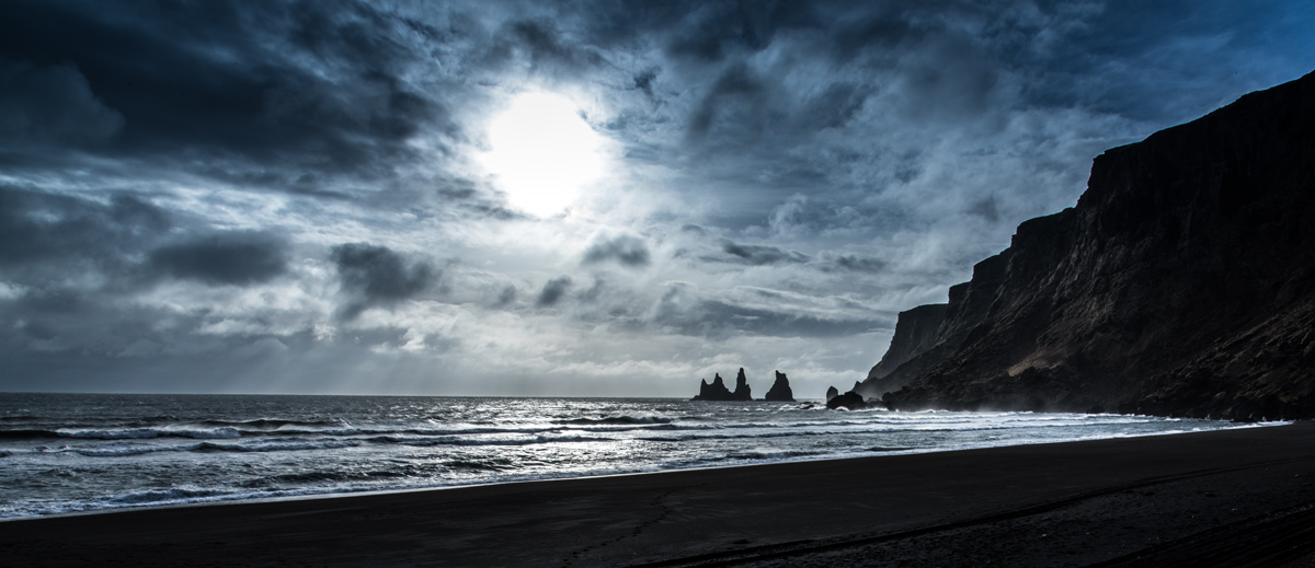 Die Trolle von Reynisdrangar bei Vik