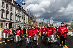 DIE TROMMELN RUFEN ZUM WIDERSTAND