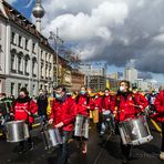 DIE TROMMELN RUFEN ZUM WIDERSTAND