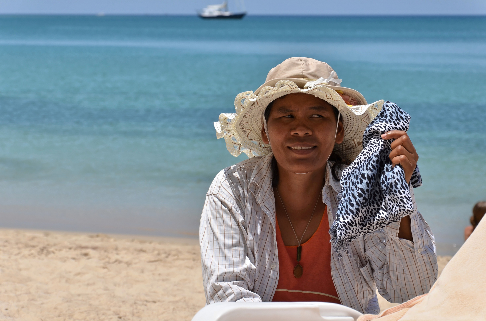 Die Tuchfrau von Nai Yang Beach, Phuket, März 2013