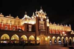 Die Tuchhallen von Krakau bei Nacht