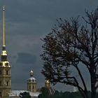 die türme der peter-paul-festung vor wolkenwand