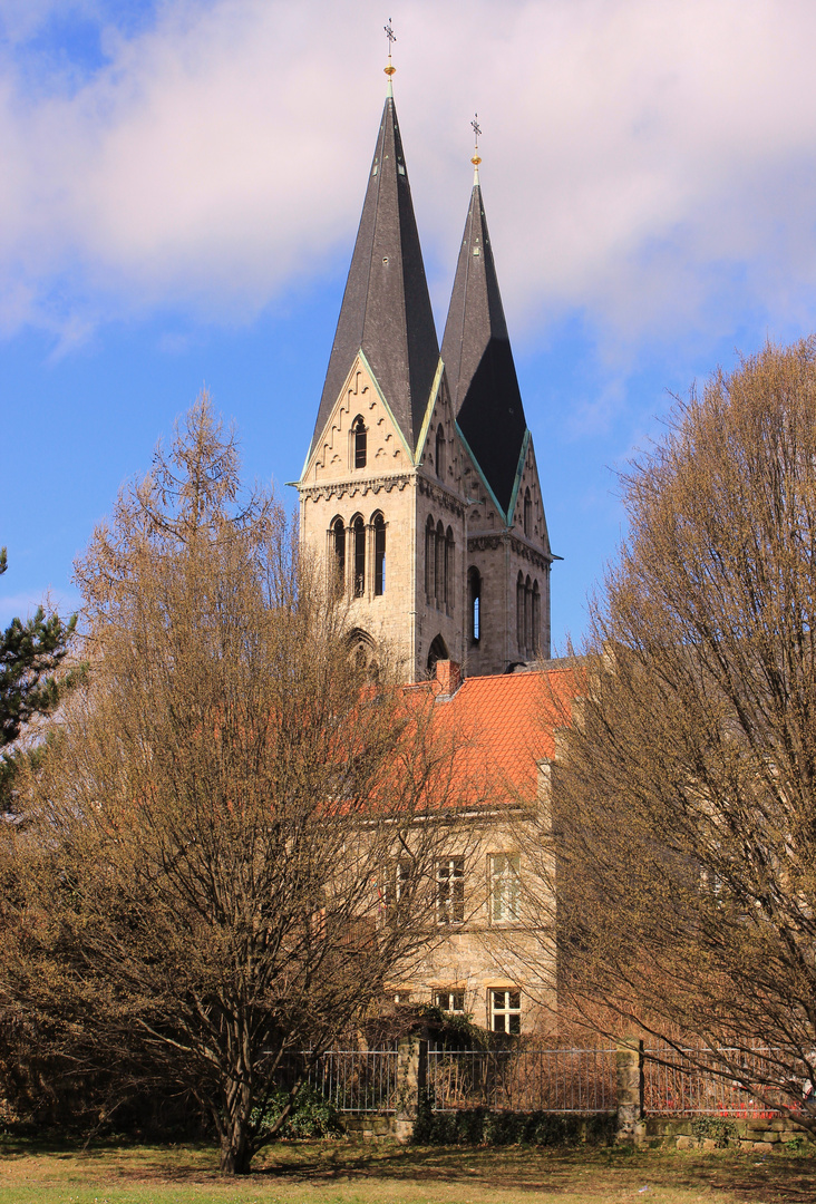 Die Türme des Halberstädter Doms im Frühling