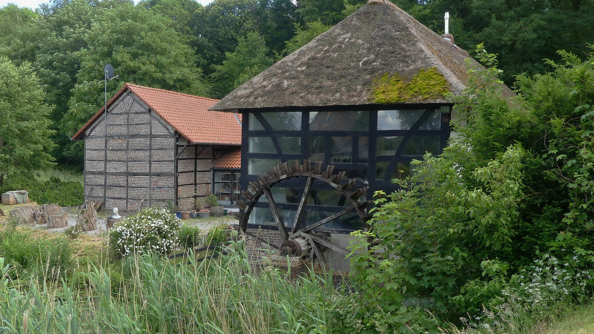 Die Tüschenbroicher Mühle mit dem alten Mühlrad