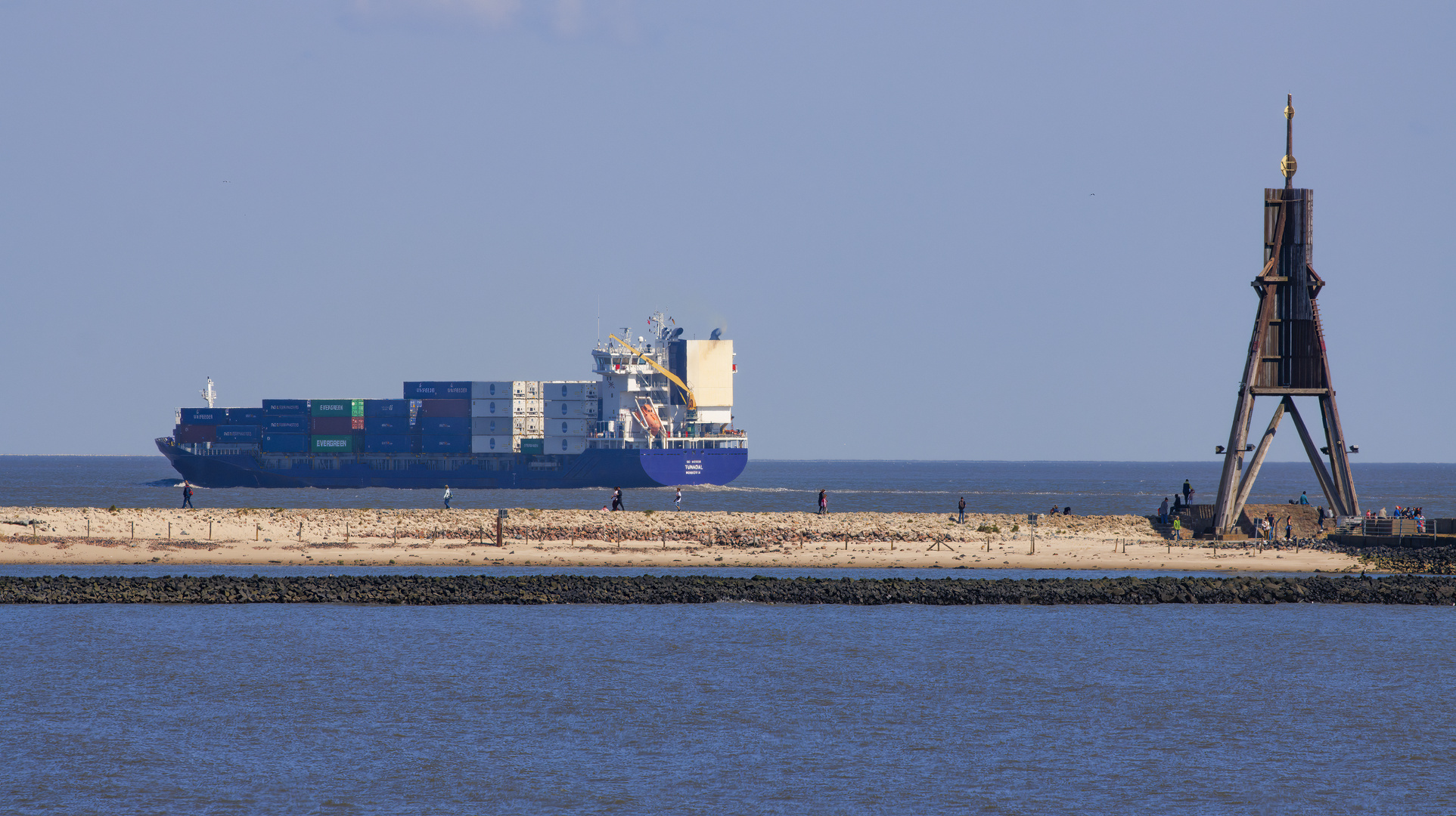 Die TUNADAL vorbei an der Kugelbake in die Nordsee.