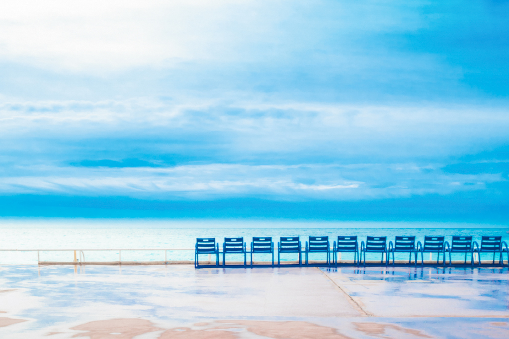 Die typischen blauen Stühle auf der Promenade 