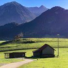 Die typischen Stadl in den Bergwiesen