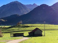 Die typischen Stadl in den Bergwiesen