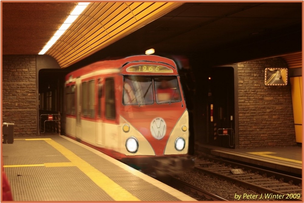 Die U-Bahn 1966 fährt in die Station Ramersdorf ein.