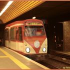 Die U-Bahn 1966 fährt in die Station Ramersdorf ein.