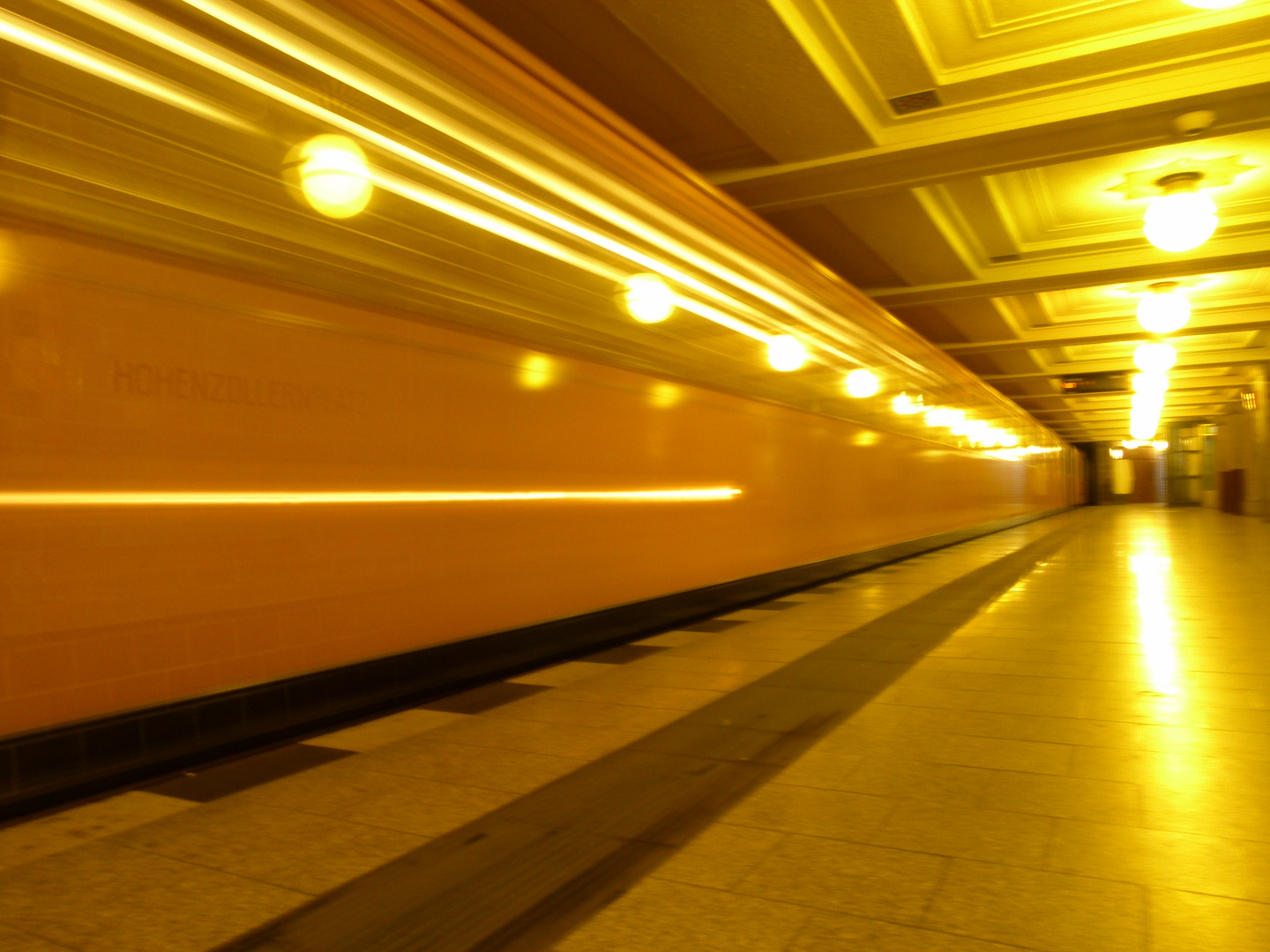 Die U-Bahn fährt ein am Rüdesheimer Platz