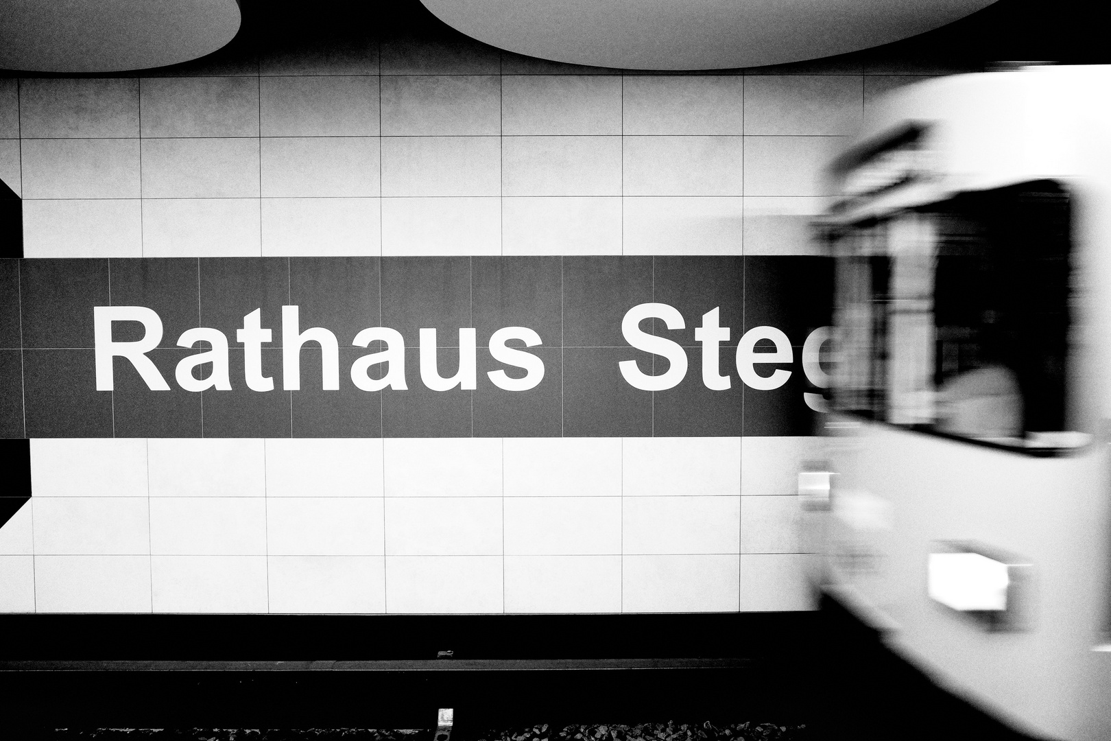 Die U-Bahn fährt ein