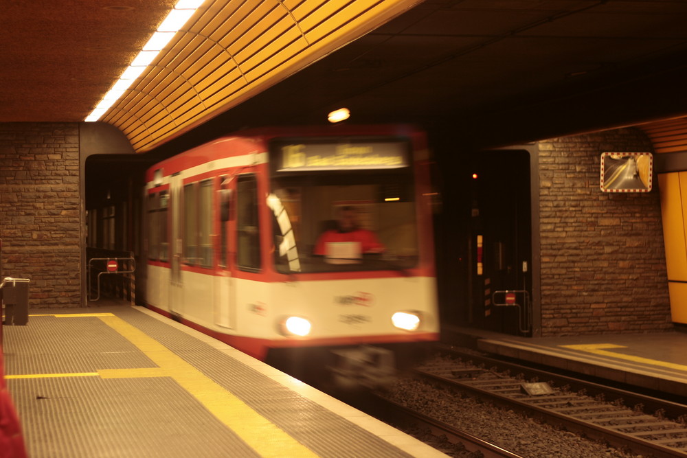 Die U-Bahn fährt in die Station Ramersdorf ein.