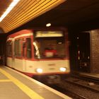 Die U-Bahn fährt in die Station Ramersdorf ein.