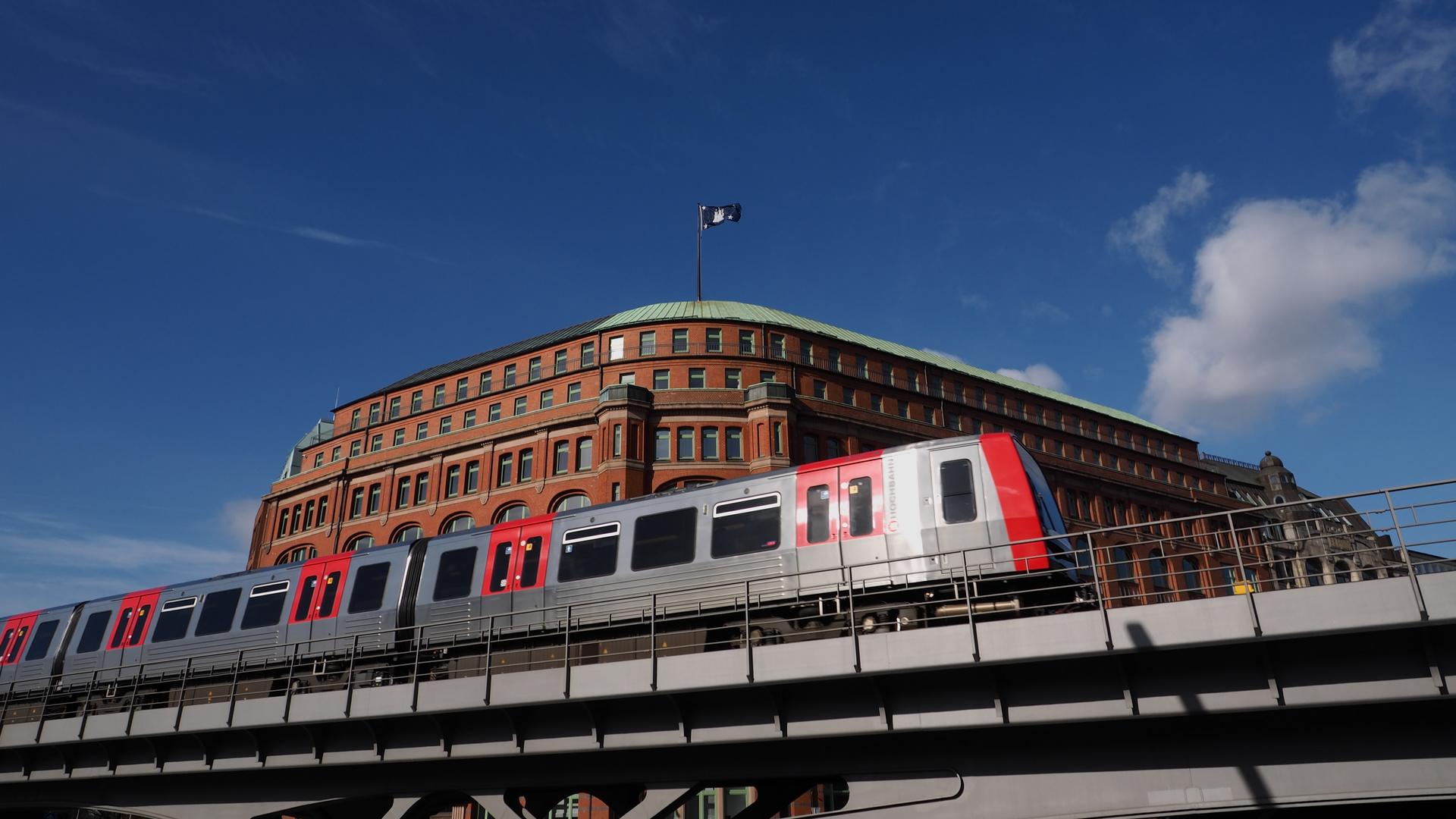 Die U-Bahn vor der BFD am Rödingsmarkt