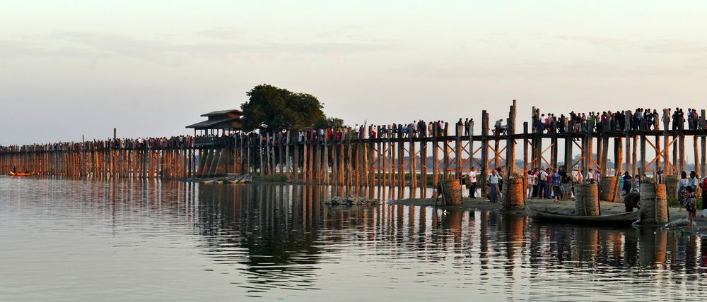 ...die U Bein Brücke bei Amarapura...