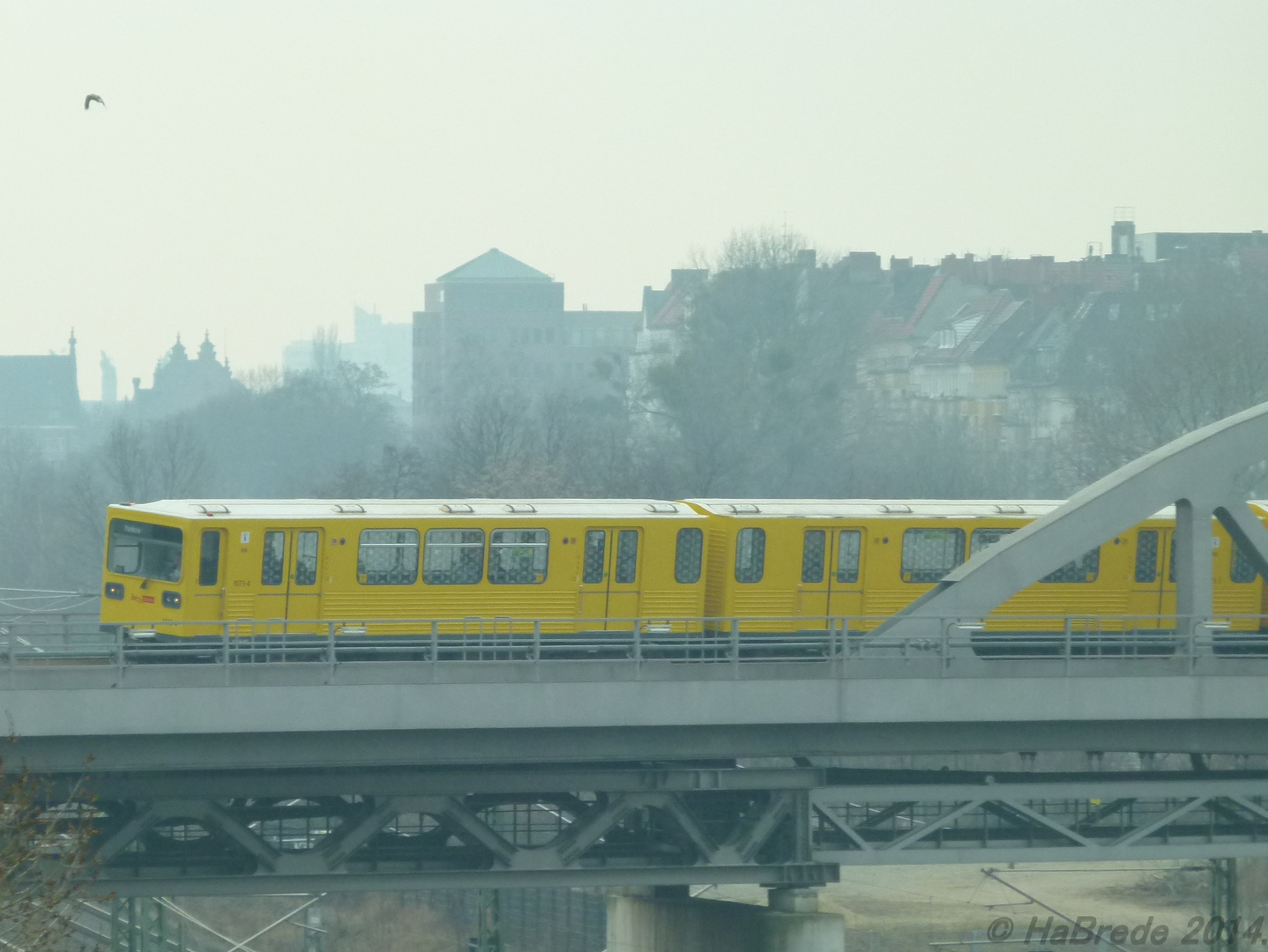 Die U2 auf dem Weg zum Bahnhof Gleisdreieck