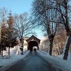 Die überdachte historische Holzbrücke von Hohenfichte ( Sachsen )