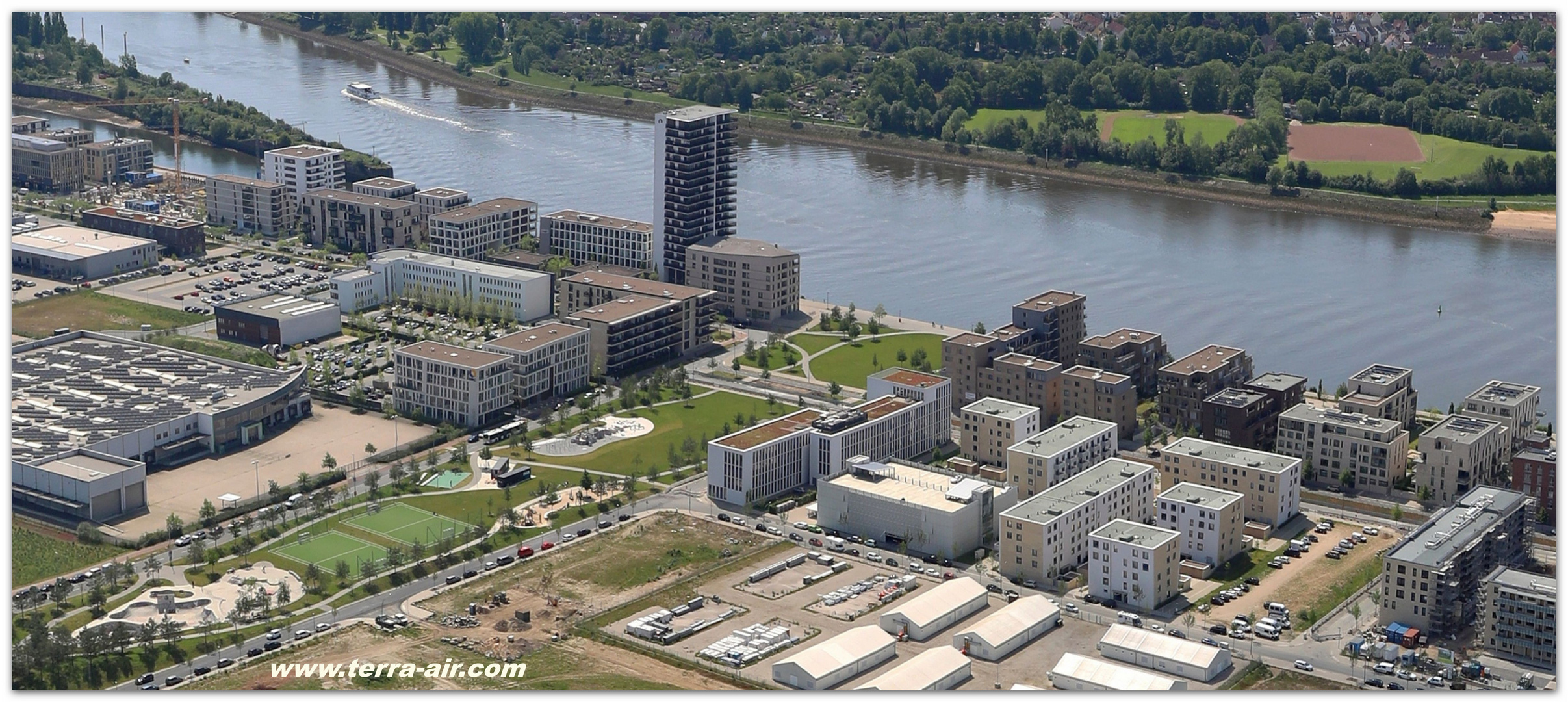 die Überseestadt im Panorama (Luftbild, aerial)