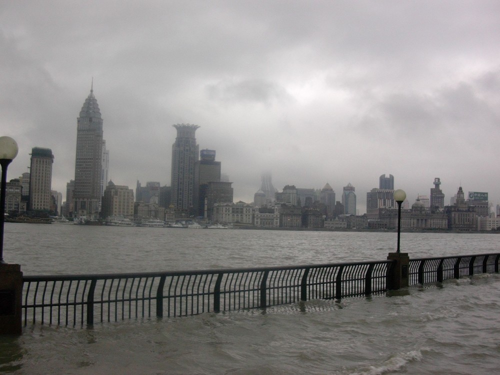 die Uferpromenade in Pudong, nachmittags um 4 (vor'm Taifun)