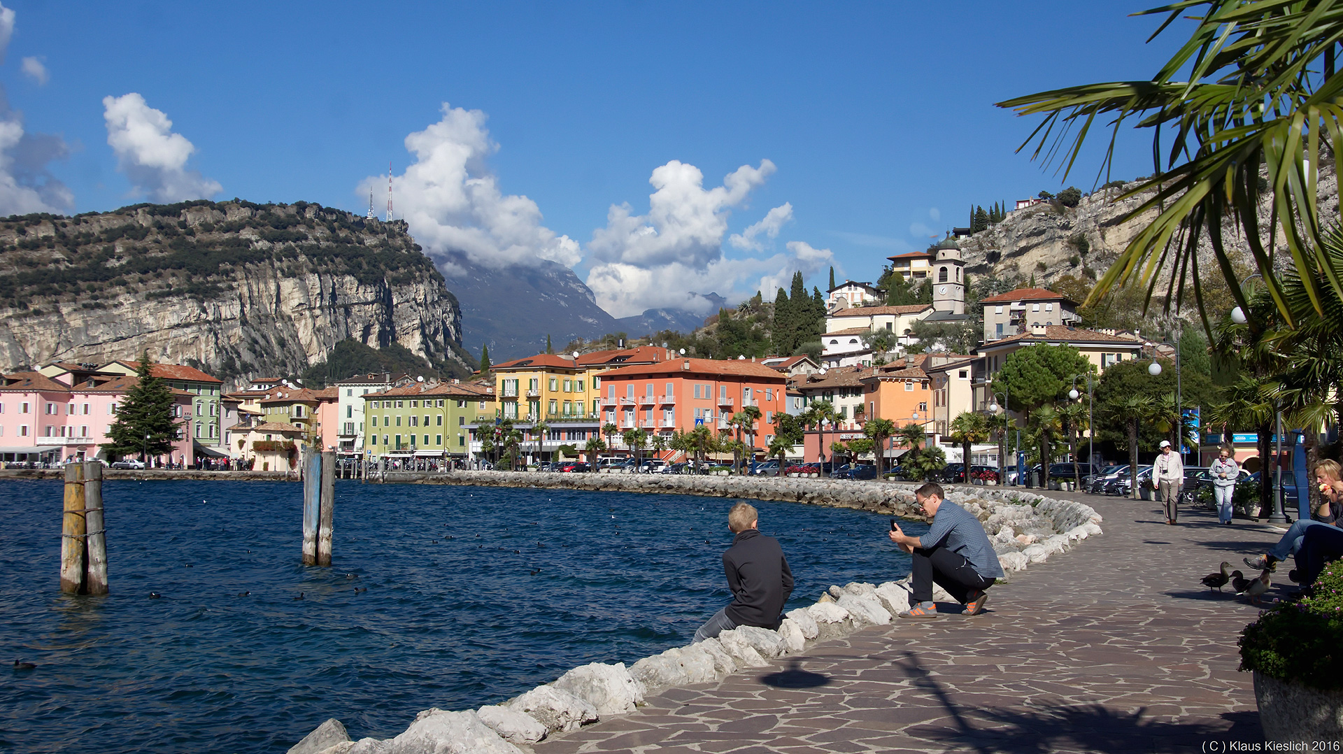 Die Uferpromenade von Torbole am Gardasee