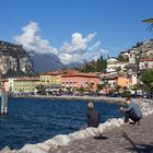 Die Uferpromenade von Torbole am Gardasee