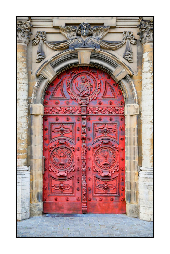 Die Uhr der Kirche mit diesem Tor - sie ging schlichtweg .... vor!