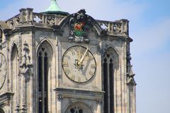 Die Uhr der schönen kirche in Rottersam