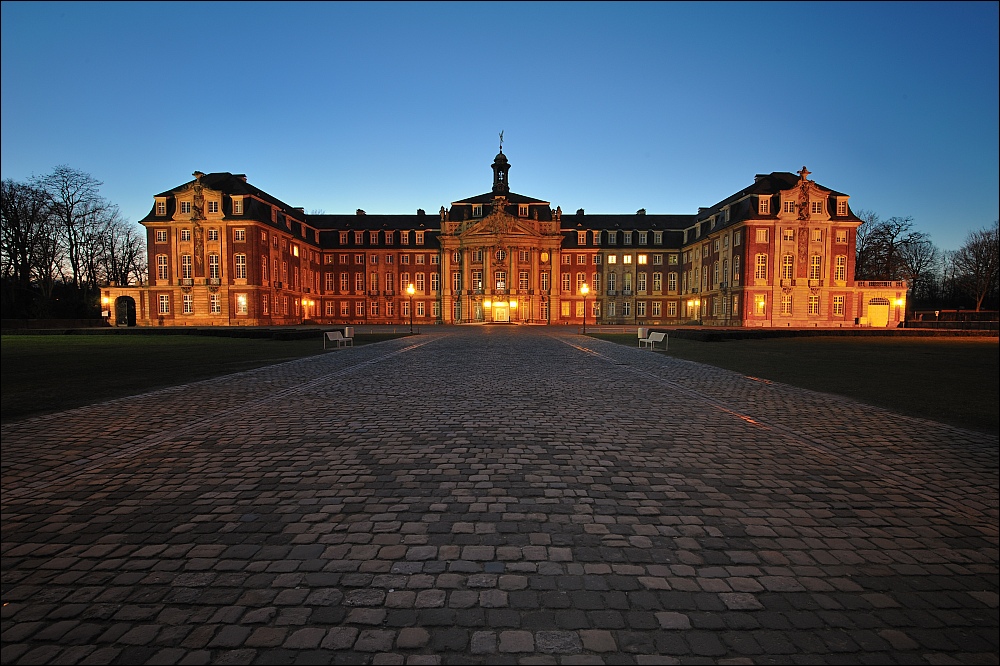 Die Universität Münster zur blauen Stunde...