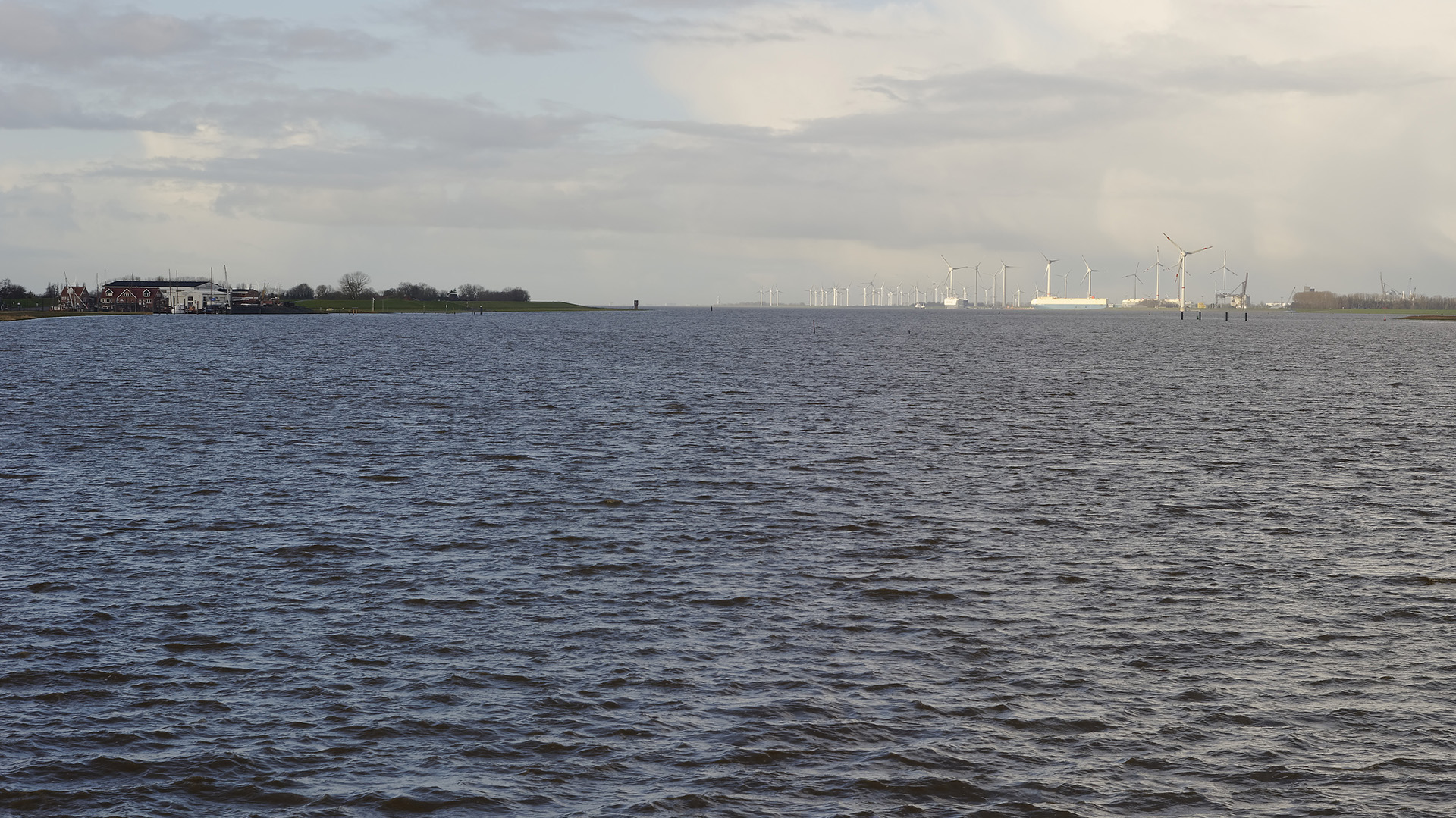 Die untere Ems kurz vor dem Dollart: links Ditzum, rechts Emden Außenhafen.