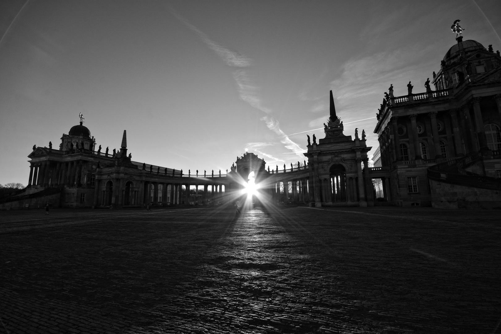 Die untergehende Sonne am Neuen Palais in Potsdam (bw)