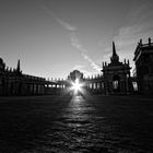 Die untergehende Sonne am Neuen Palais in Potsdam (bw)