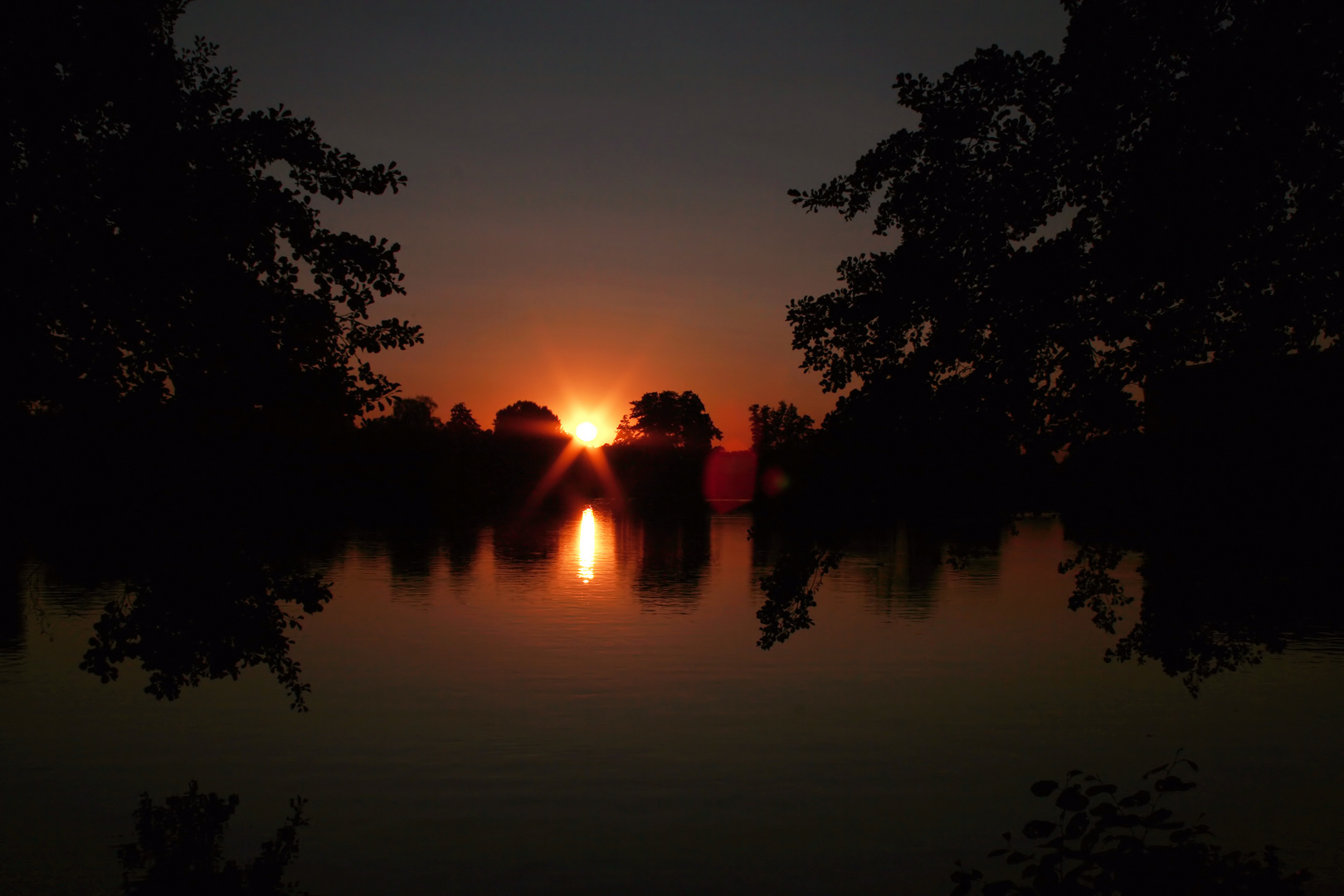 Die untergehende Sonne am Wasser