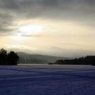 Die untergehende sonne auf den zugefrorenen Staffelsee