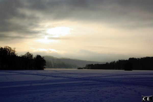 Die untergehende sonne auf den zugefrorenen Staffelsee