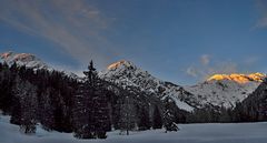 Die untergehende Sonne "küßt" die Gipfel der Lienzer Dolomiten