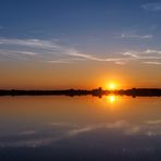 Die untergehende Sonne spiegelt sich